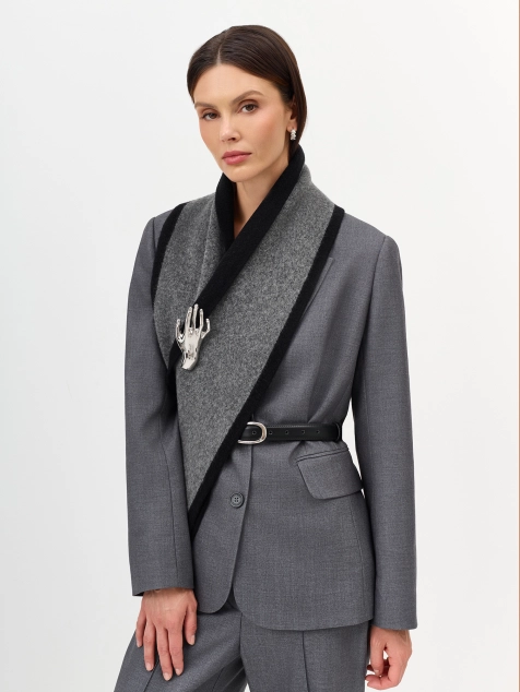 Вязаный шарф с контрастным краем