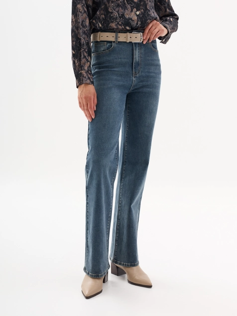 Джинсы прямого силуэта с вышивкой на задних карманах