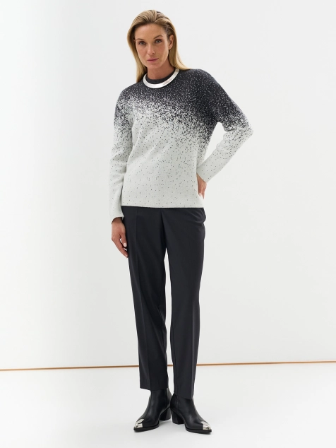 Эффектный свитер со стразами