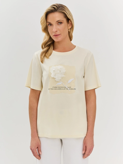 Футболка с акцентной аппликацией