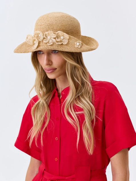 Шляпа из рафии с декором