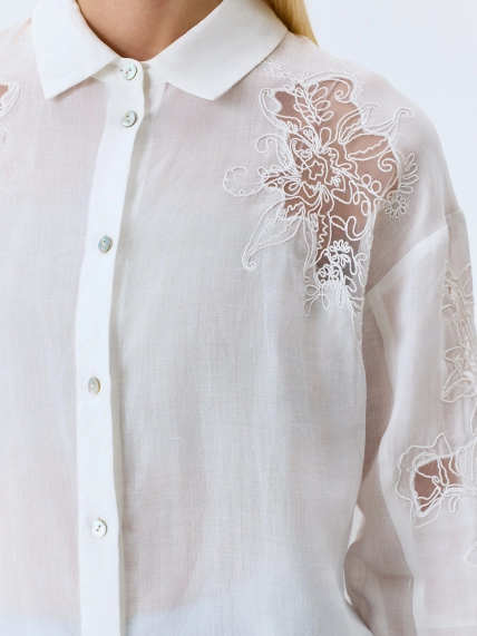 Полупрозрачная блузка с ажурной вышивкой