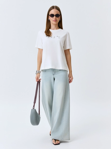 Футболка с объемной вышивкой