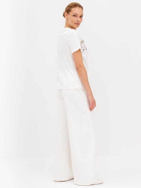 Футболка с этнической вышивкой