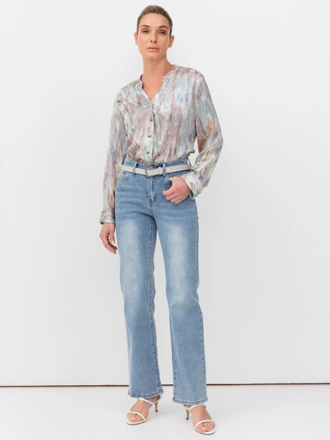 Джинсы клеш с вышивкой на кармане