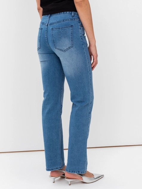 Джинсы прямого силуэта с вышивкой на заднем кармане