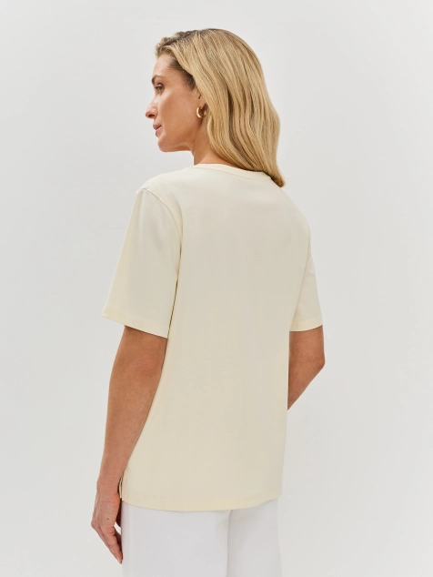 Футболка с акцентной аппликацией