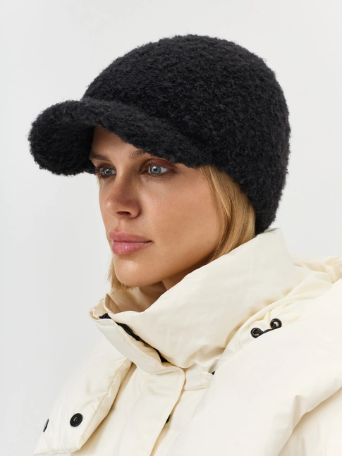 Меховая шапка с козырьком
