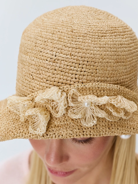 Шляпа из рафии с декором