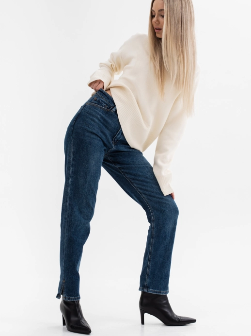 Классические джинсы с небольшими разрезами