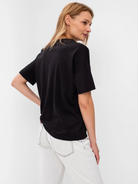 Футболка с акцентом на  плече