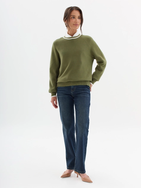 Джинсы прямого силуэта с акцентным декором на задних карманах