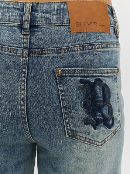 Джинсы с вышивкой на кармане