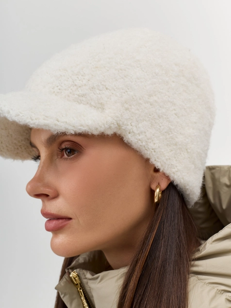 Вязаная шапка с козырьком