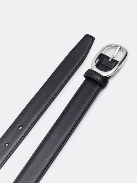 Узкий кожаный ремень с круглой пряжкой