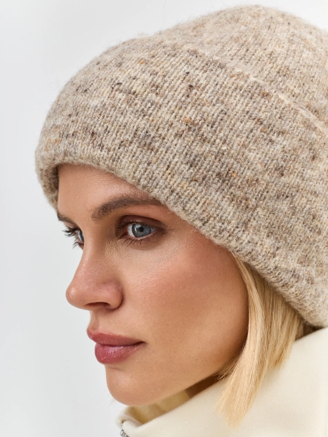Укороченная шапка с шерстью