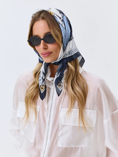 Шелковый шейный платок с ярким принтом