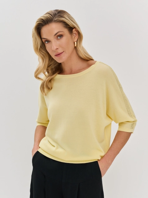 Яркий джемпер с декором из страз