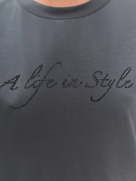 Футболка со стразами в цвет