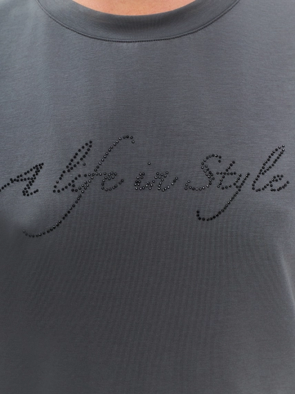 Футболка со стразами в цвет