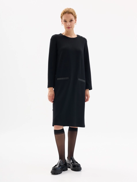 Платье прямого силуэта с акцентными пуговицами