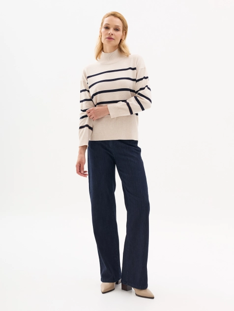 Свободные джинсы с декором на задних карманах