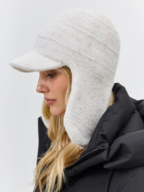 Вязаная ушанка с козырьком