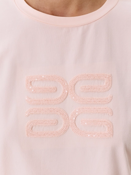 Футболка с вышивкой лого