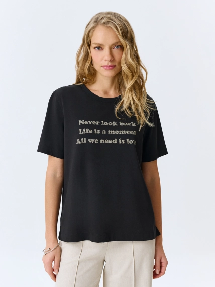 Минималистичная футболка с шрифтовым принтом