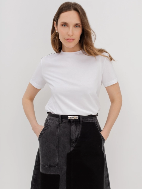 Футболка из 100% хлопка с вышивкой на плечах