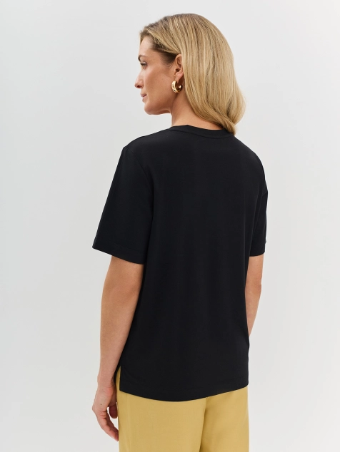 Футболка с яркой вышивкой бисером