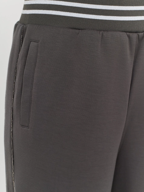 Трикотажные брюки с искрящимися лампасами