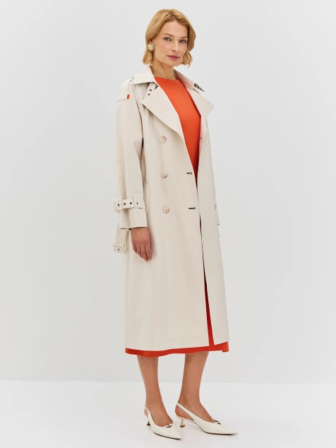 Тренч с яркими контрастными деталями