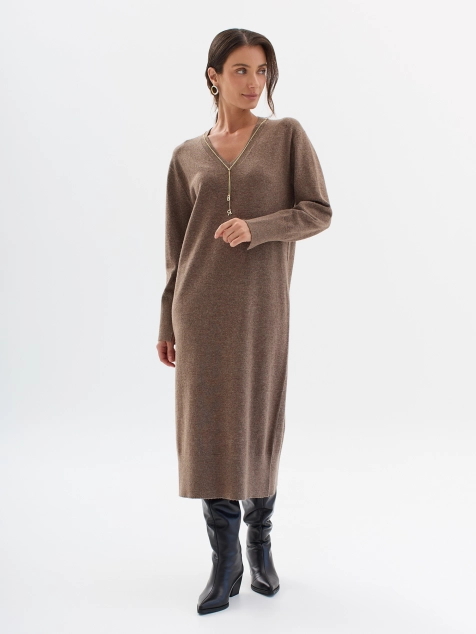 Трикотажное платье с акцентным украшением на цепочке