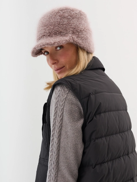 Шапка с козырьком из пряжи "Teddy"