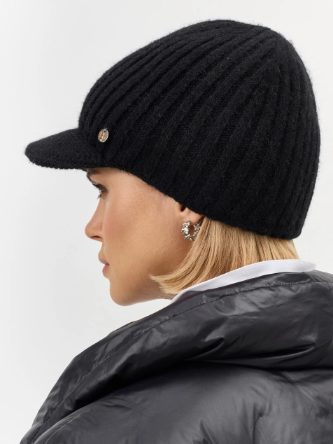 Шапка с козырьком в рубчик