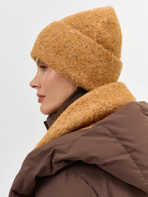Укороченная шапка с шерстью