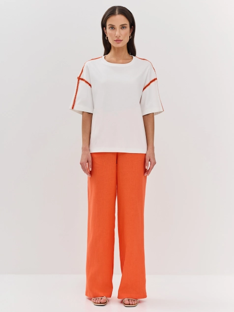 Футболка с яркой вышивкой