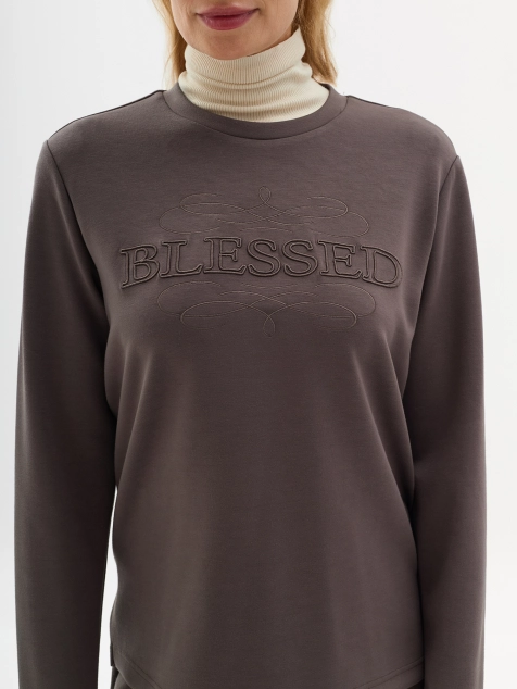 Трикотажный джемпер с вышивкой в цвет