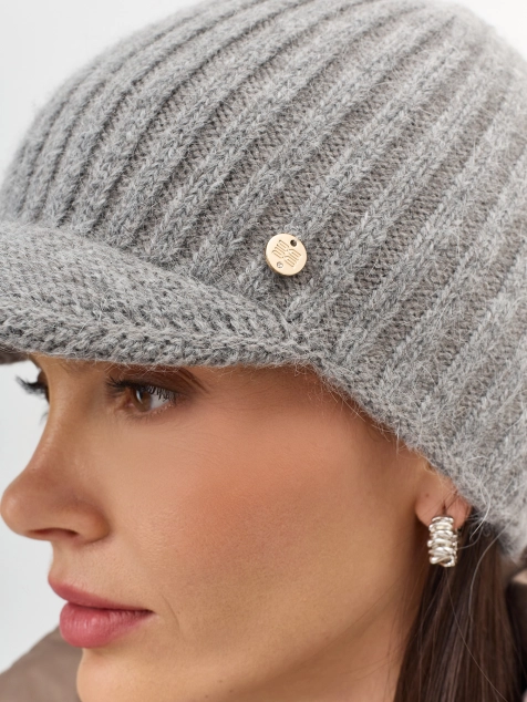 Шапка с козырьком в рубчик