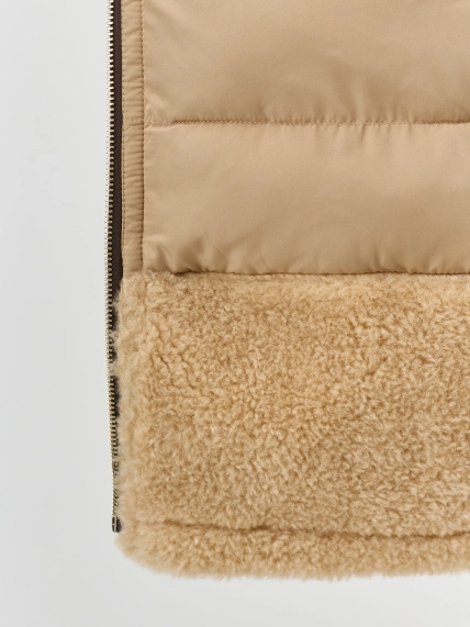 Утепленная джинсовая куртка с меховыми деталями