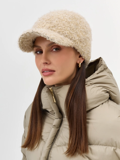 Вязаная шапка с козырьком