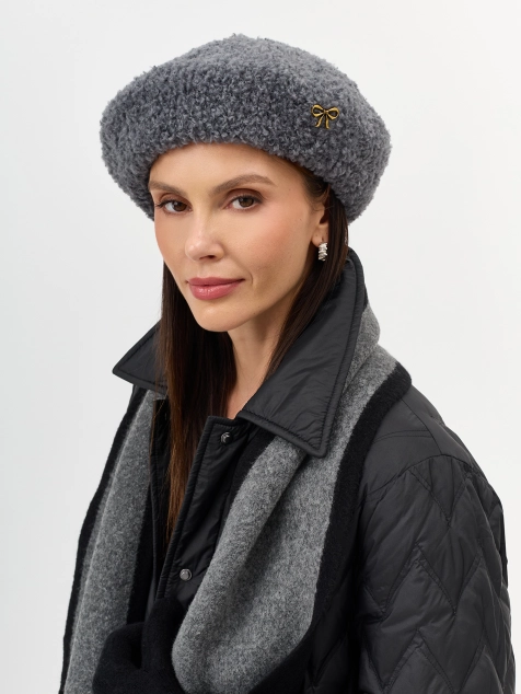 Берет с минималистичным декором