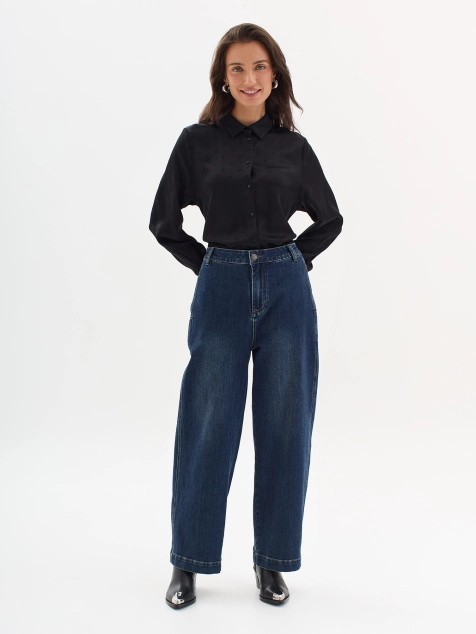 Укороченные джинсы с декоративными элементами в швах