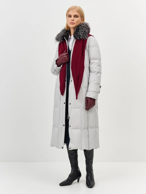 Утепленное пальто с мехом чернобурки