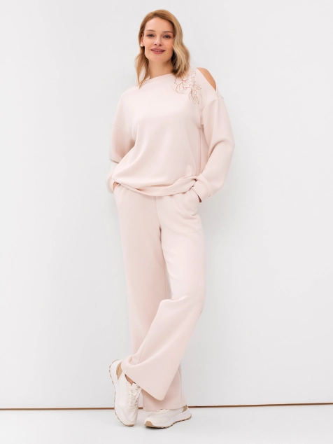 Джемпер с разрезом на плече и вышивкой