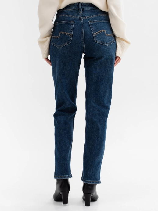 Классические джинсы с небольшими разрезами