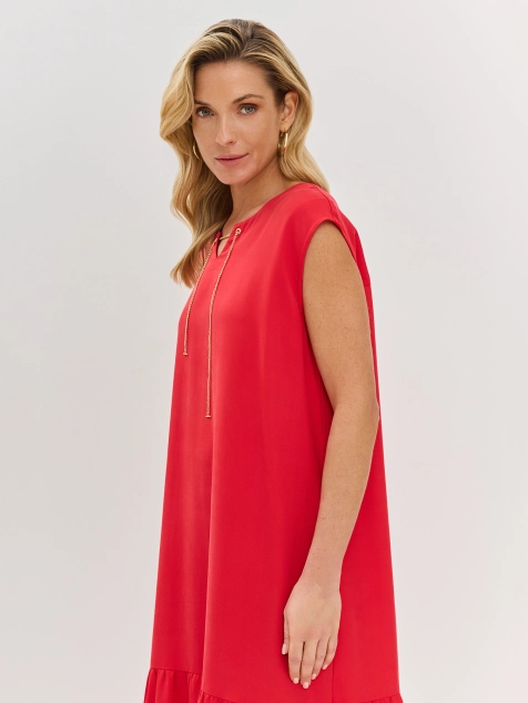 Яркое платье с декором по горловине