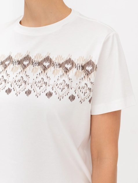 Футболка с этнической вышивкой