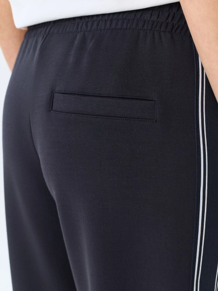 Трикотажные брюки с контрастными лампасами